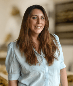 Portrait professionnel en Gwénola Bosson, souriante, dans un environnement intérieur. Portrait d'une experte de l'accompagnement des boulangers artisans.